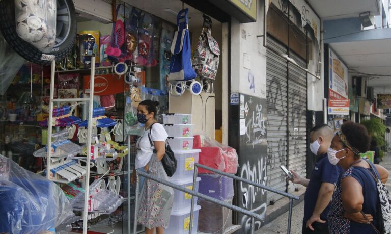 Confiança do consumidor sobe 3,2 pontos em setembro ante agosto