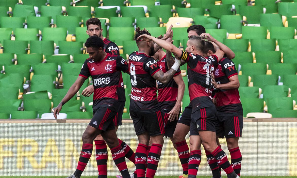Flamengo bate o Fluminense e sai na frente na disputa do Estadual