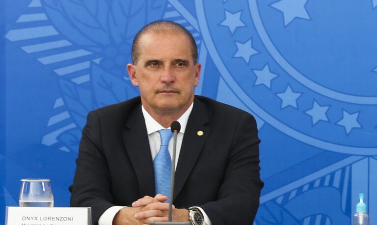 Onyx Lorenzoni tem exame positivo de covid-19