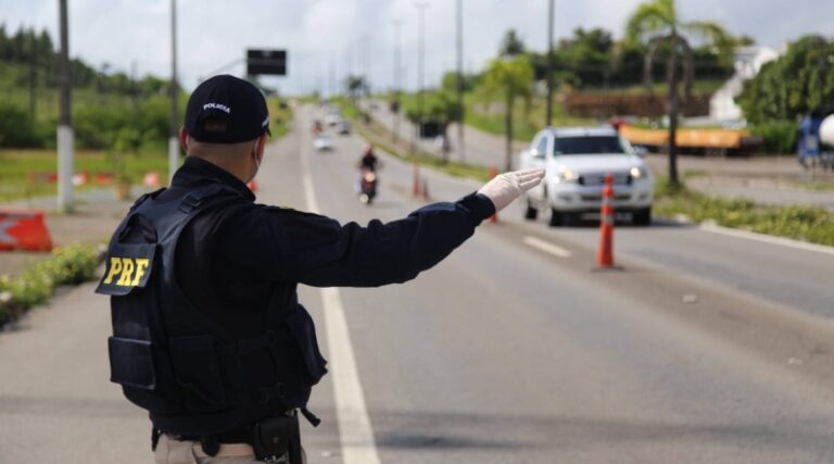 PRF recupera na BR 235 veículo roubado