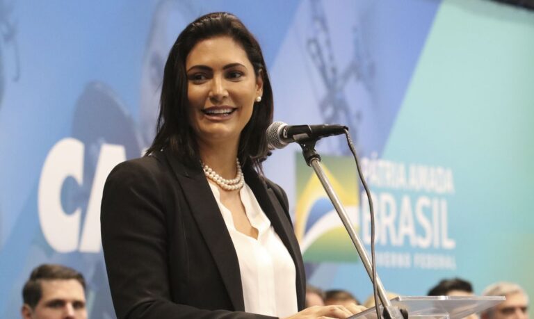 Planalto informa que Michelle Bolsonaro testou positivo para covid-19