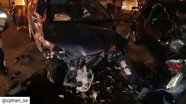 Batida entre cinco carros deixa quatro feridos na Tancredo Neves