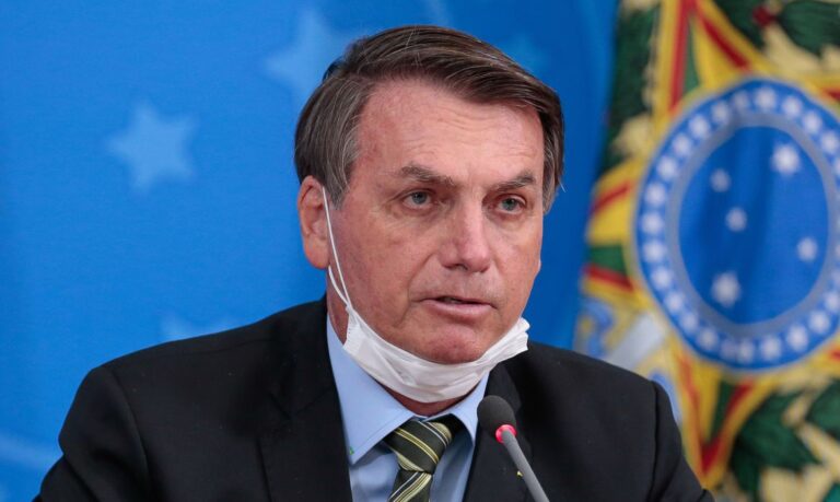 Bolsonaro edita MP que flexibiliza regras de aquisição de vacinas