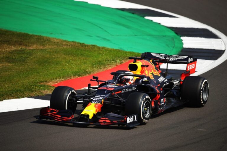 Max Verstappen estraga festa da Mercedes e vence GP dos 70 anos da F1