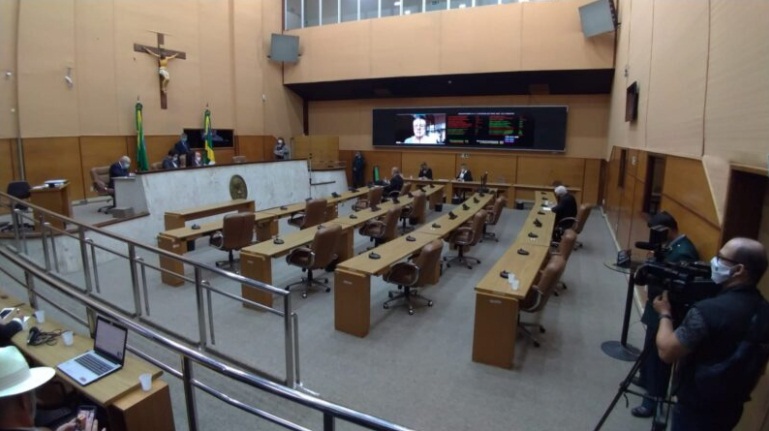Deputados retomam atividades em plenário no sistema misto
