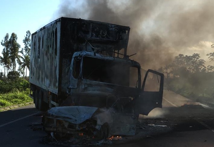 Caminhão e carro de passeio pegam fogo após batida na BR-101