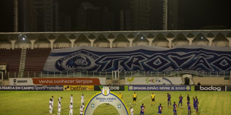 Confiança arranca empate com o Paraná no último minuto