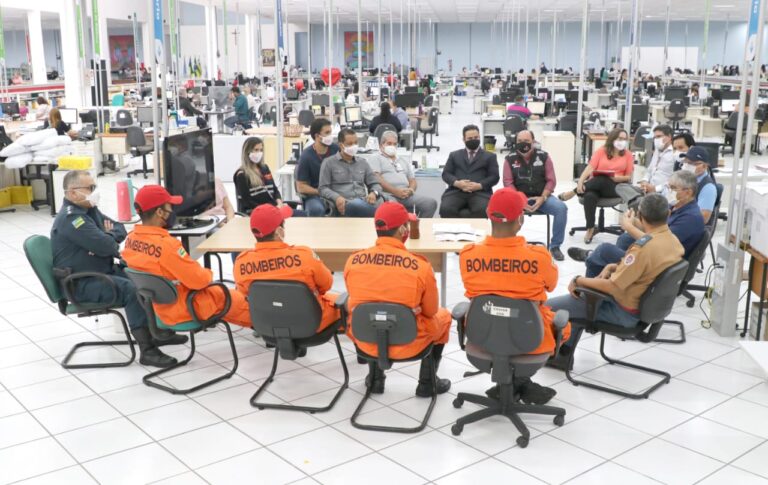 Força-tarefa estadual fiscaliza mercado Augusto Franco e shopping Riomar