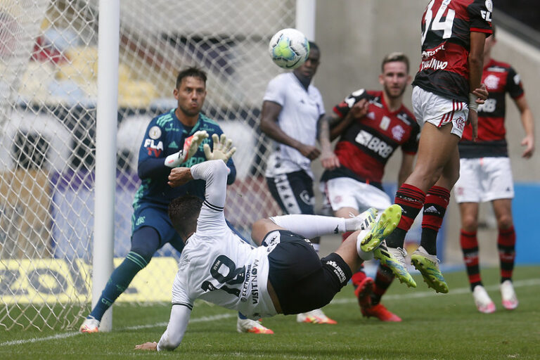 Flamengo e Botafogo marcam nos acréscimos e empatam clássico no Maracanã