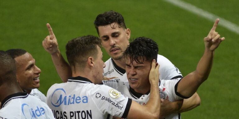 Corinthians bate o Bahia e respira no Brasileirão
