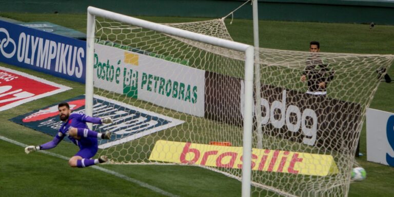 Coritiba bate o Vasco e deixa a lanterna do Brasileirão