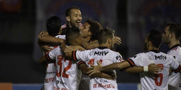 Em jogo de oito gols, Flamengo vence o Bahia pelo Brasileirão