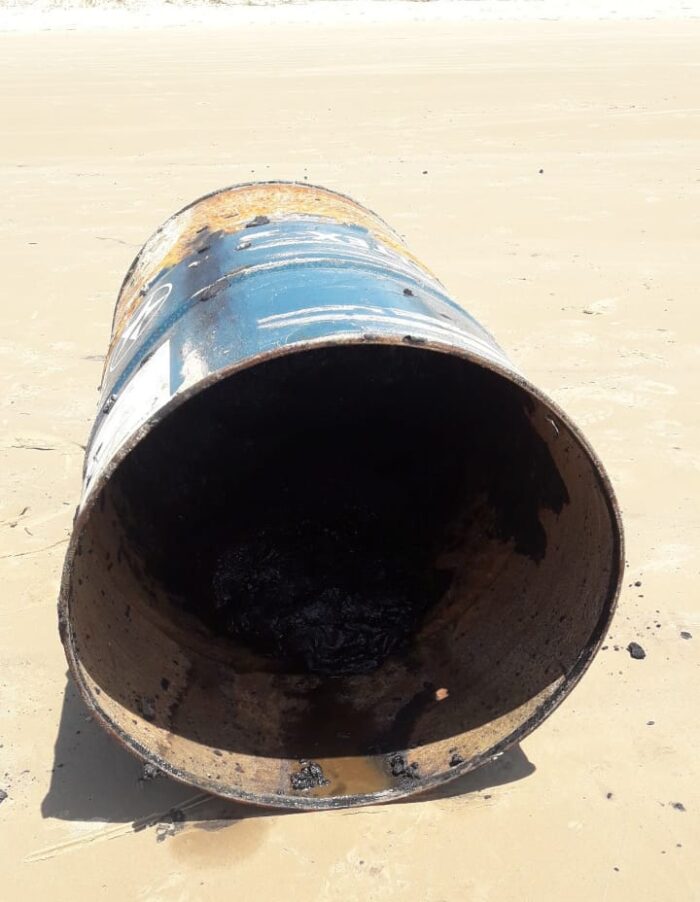 Tambor com restos de óleo é encontrado na praia dos Náufragos, em Aracaju