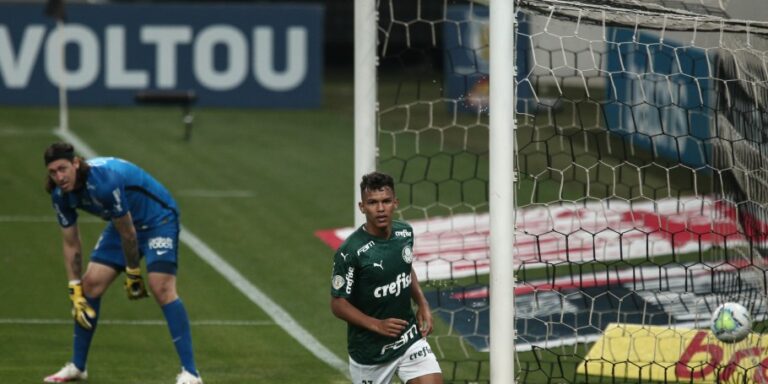 Palmeiras vence Corinthians e sobe na tabela do Brasileirão