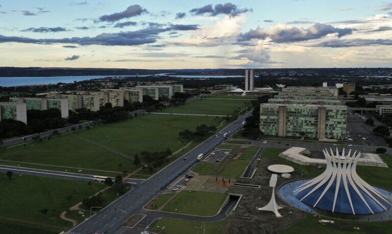 Juízes, promotores e parlamentares são poupados de reforma administrativa