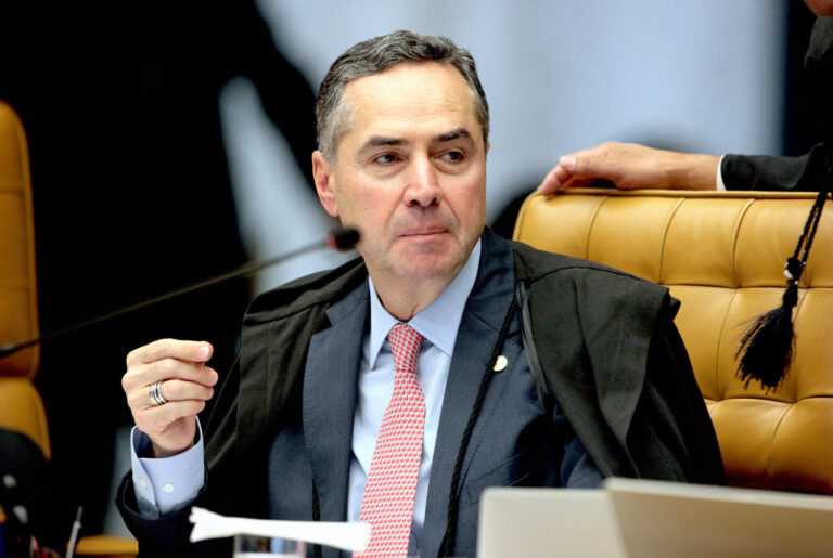 Barroso suspende lei que criou piso salarial para a enfermagem