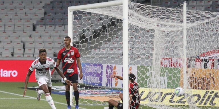 Flamengo visita o Athletico, vence e larga bem na Copa do Brasil