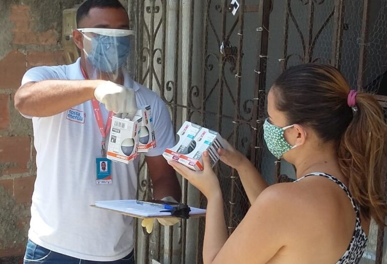 11 mil famílias baixa renda são beneficiadas com troca de lâmpadas em Aracaju