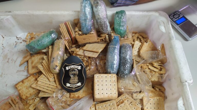 Mulher é flagrada tentando entregar drogas em pacotes de biscoito no Copemcan