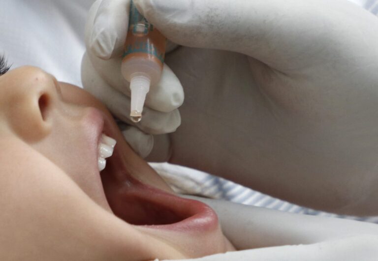 População já pode procurar UBSs para vacinação contra polio e sarampo