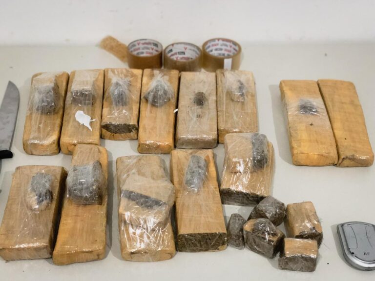 Denarc e Core apreendem 8 kg de maconha e prendem três por tráfico