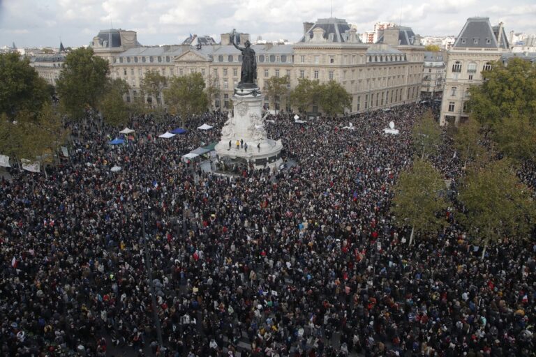 Marcha em Paris faz homenagem a professor decapitado