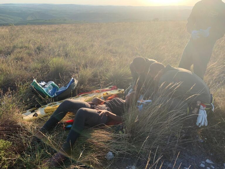 PM, Bombeiros e GTA resgatam jovem perdida em mata