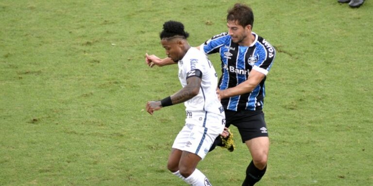 Com gols de pênalti de Marinho, Santos vence Grêmio e sobe para 6º no Brasileirão