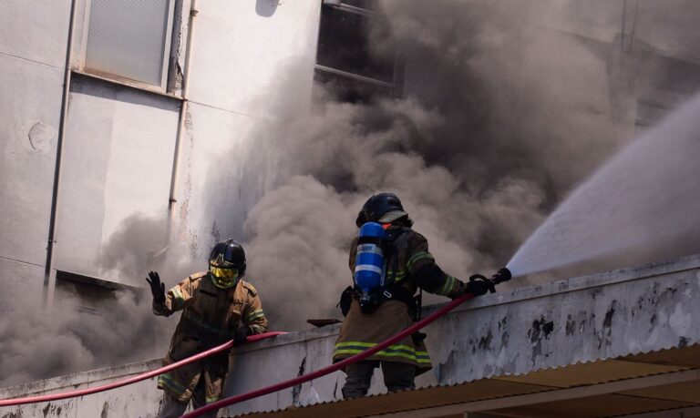 Bombeiros controlam incêndio no hospital de Bonsucesso