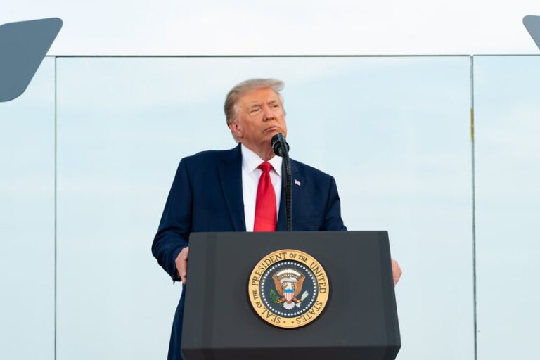 Chefe de gabinete contraria médico sobre estado de saúde de Trump