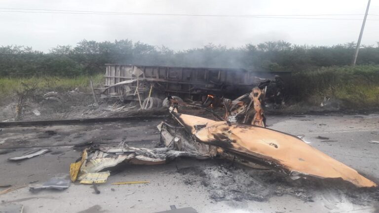 Choque entre caminhões deixa um morto e um ferido na BR-101
