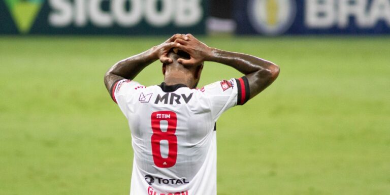 Atlético-MG goleia o Flamengo e assume a vice-liderança do Brasileirão
