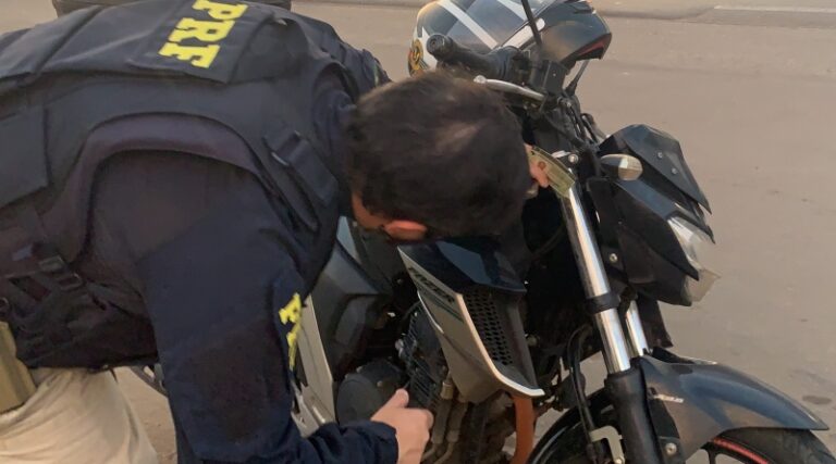PRF flagra motociclistas inabilitados trafegando perigosamente na BR-101