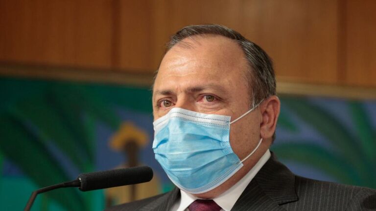 Ministro da Saúde recebe alta hospitalar