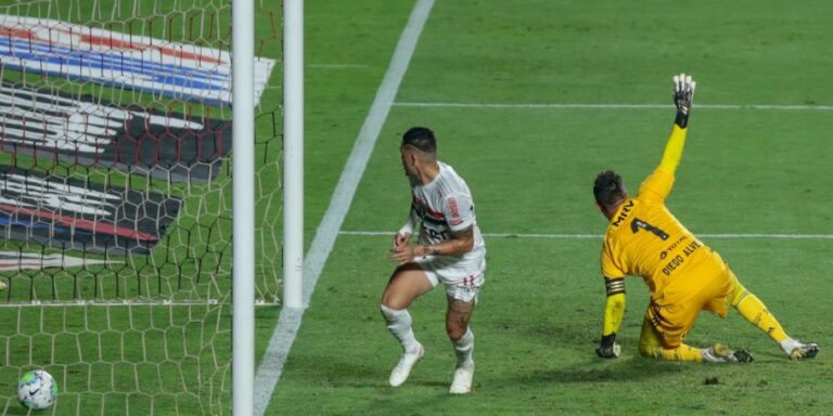 São Paulo bate o Flamengo e avança às semis da Copa do Brasil