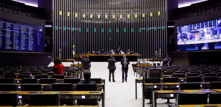 Deputados derrubam veto à desoneração da folha de pagamentos