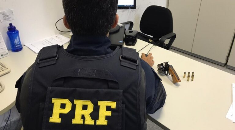 PRF prende condutor que portava ilegalmente arma de fogo
