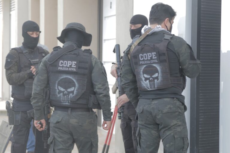 Seis homens são presos e cinco morrem em operação policial