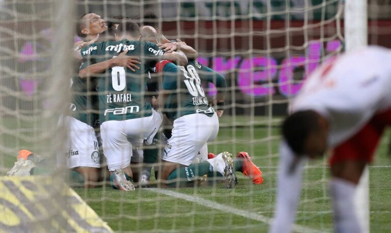 Palmeiras vence o Bragantino e avança na Copa do Brasil
