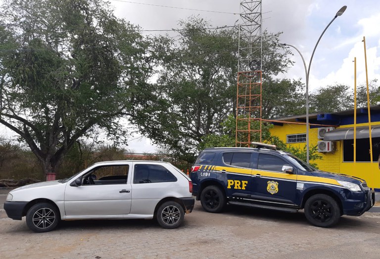 Veículo roubado é localizado pela PRF na BR-235