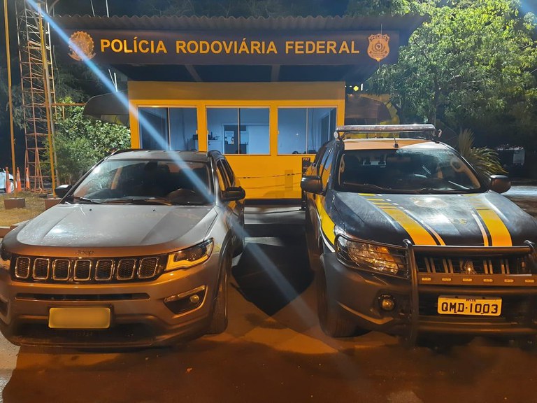 Polícia Rodoviária Federal recupera na BR-235 veículo roubado