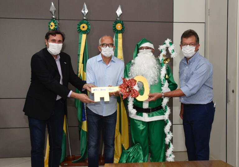 Edvaldo faz entrega simbólica da chave da cidade ao Papai Noel