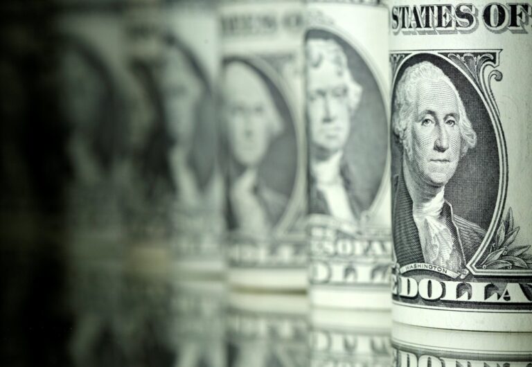 Ibovespa cai e dólar sobe após mudança na Lei das Estatais; Fed está no radar