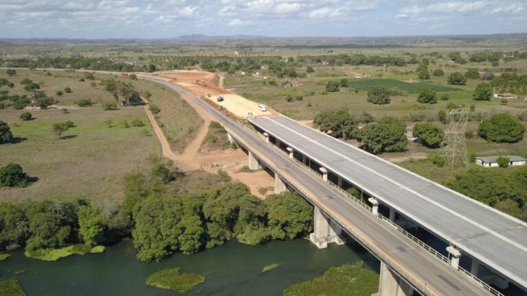 Dnit segue com obra no encabeçamento da ponte sobre o rio São Francisco