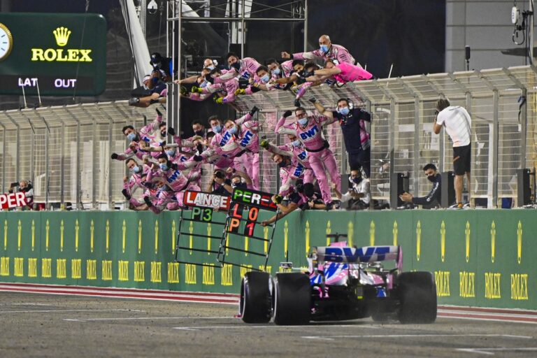 Russell dá azar e Pérez vence corrida caótica no Bahrein