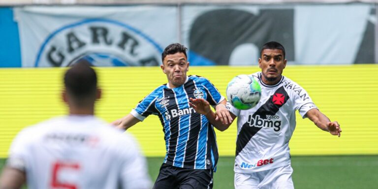 Grêmio goleia o Vasco e entra no G-4 do Brasileirão