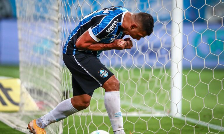Com gol de Diego Souza, Grêmio bate São Paulo
