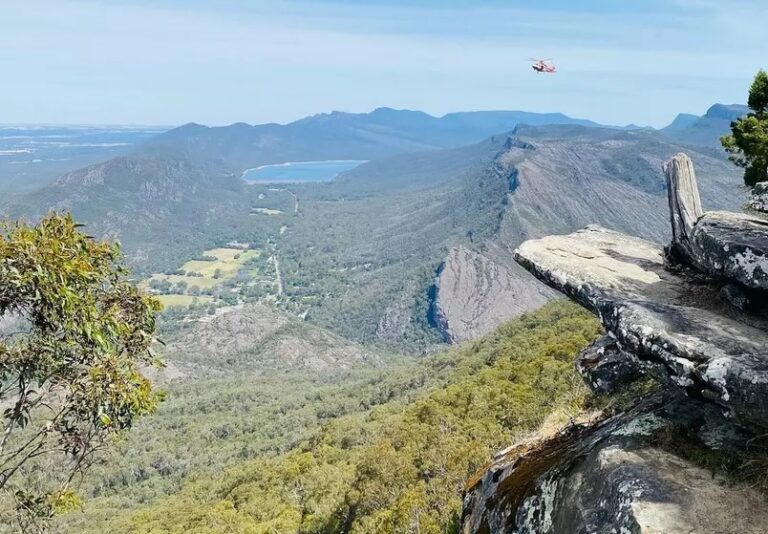 Australiana morre ao cair de penhasco quando tentava tirar uma foto