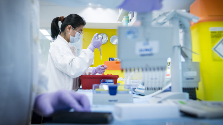 AstraZeneca testa medicamento que pode dar imunidade instantânea ao coronavírus