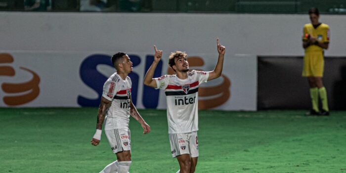 São Paulo bate Goiás e assume liderança do Brasileirão